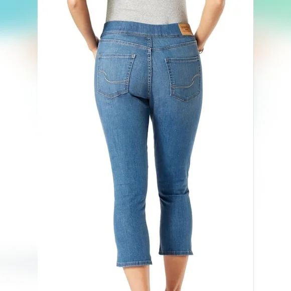 Levi Totally Shaping Women's Pull On Capri Nwt Size 8‎ - Picture 5 of 5